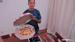 Entregador de pizza gay transando com cliente