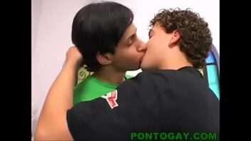 Entregador gay brasileiro transando