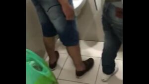 Fazendo safadeza no banheiro publico gay