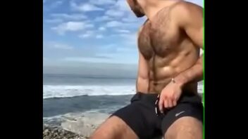Flagras na praia naturista gay