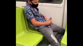 Flagras proibidos no metro chocante gay