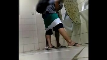 Foda gay e pegação em banheiro público