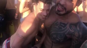 Fodão grupal dos musculosos gay em festa