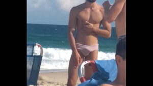 Foto de gay pulando ondinha na praia