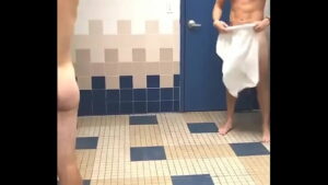 Fraga gay olhhamdo homem tomamdo ducha