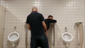 Garoto com mamilos no banheiro gay