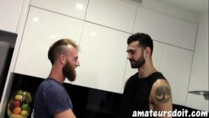 Garotos barbudos em suruba gay
