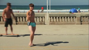 Garotos de sunga na praia gay
