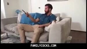 Gay amador com pai ensinando filho na punheta