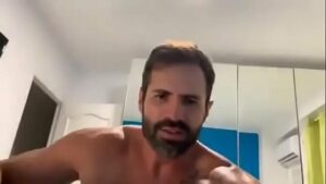 Gay brasileiro rebolando na pica