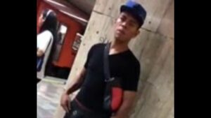 Gay chupando o boy no metro
