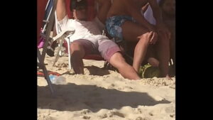 Gay dando na praia pro de bermuda azul