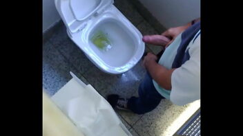 Gay filma rola de homens no banheiro