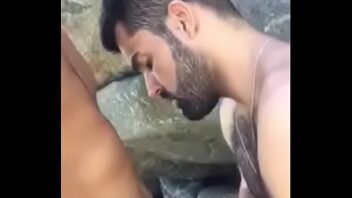 Gay fodendo na praia deserta com machos