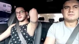 Gay mamando no taxi