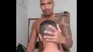 Gay mamando pauzão do policial brasileiro