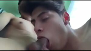 Gay novinho beijando amigo