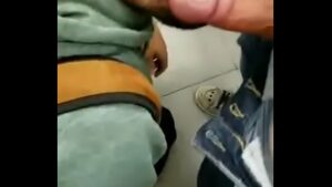 Gay pica na boca no metro