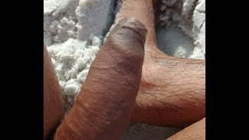 Gay punheta na praia lotada