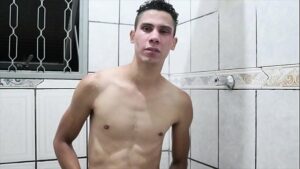 Gay tomando banho com o pai brasileiro