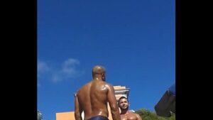 Gay trepando com um cara na praia desconhecido