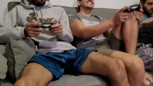 Gay video jogando video game na casa do amigo