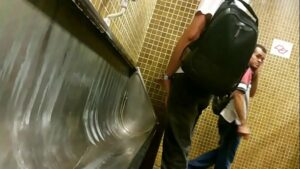 Gays dando pra estranho em banheiro público