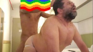Gordo brasileiro gay goza nos berros