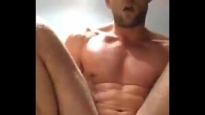 Homem enfiando braço no cu do gay porno