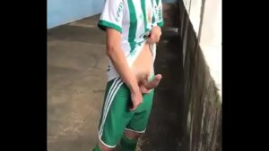 Homem gay fazendo sexo com jogador de futebol hetero