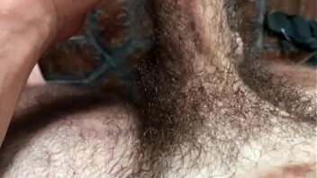 Homem peludo assitindo xvideo pelado sosinho