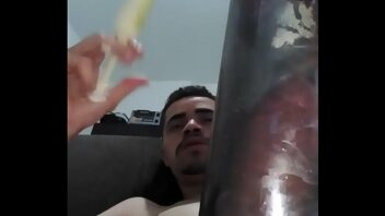 Homem usando bomba peniana gay