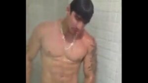 Homens no banho coletivo gay porno