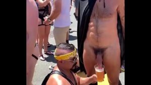 Homens pelados na parada gay