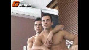 Irmãos gêmeos gays brasileiros fazendo sexo
