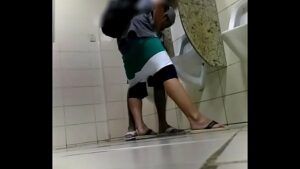 Levando pica no banheiro gay