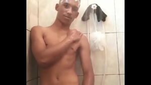 Loirinho bem dotado tomando banho mostrando cacetão porno gay