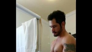 Macho gay brasileiro faz boy peidar porra