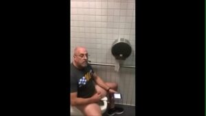 Maduro gay no banheiro publico brasileiro