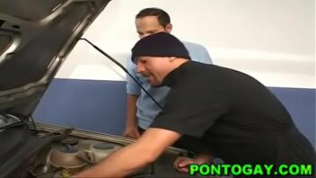 Mecânicos fazendo sexo gay com cliente