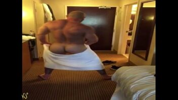 Men towel gays banhando juntos