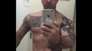 Musculoso tatuado dildo gay