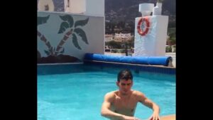 Musica homem gay ve o cara saindo da piscina