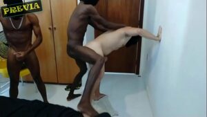 Negro gay com tesão de bruços nu