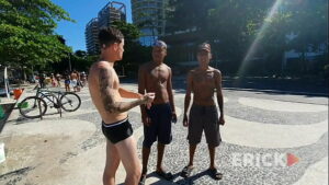 Negros fodem gay novinho em praia de nudismo