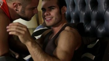 Nick caqpara sendo passivo em filme gay
