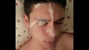 Novinho acordando amigo gay com piroca na cara