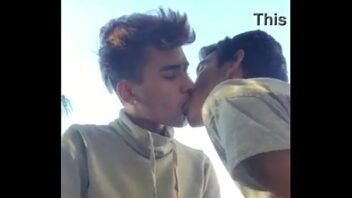 Novinho beijando velho gay