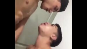 Novinho faz boquete gay no buraco