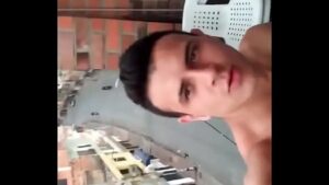 Novinho gay dando para varios favela